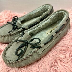 Minnetonka Cally‎ Gray Suede Moccasin Slippers Faux Fur Lining Size 7M EUC